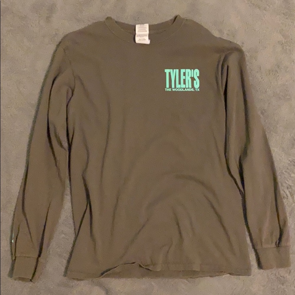 Long sleeve Tee.